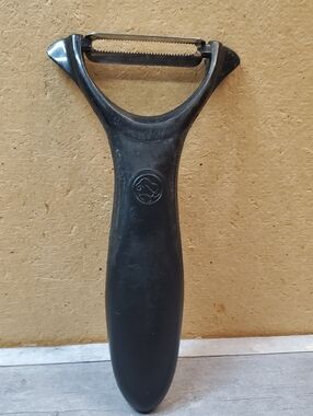 Pampered Chef Julienne  Peeler Serrated Vegetable 1073 without Protective Cover